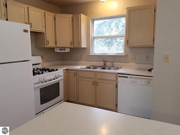 5th image of 19150 White Pine Dr