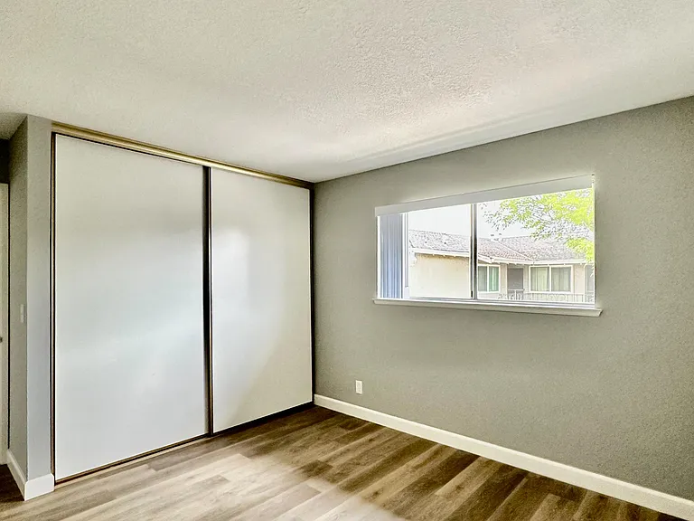 691 Ontario Ct — Photo 9