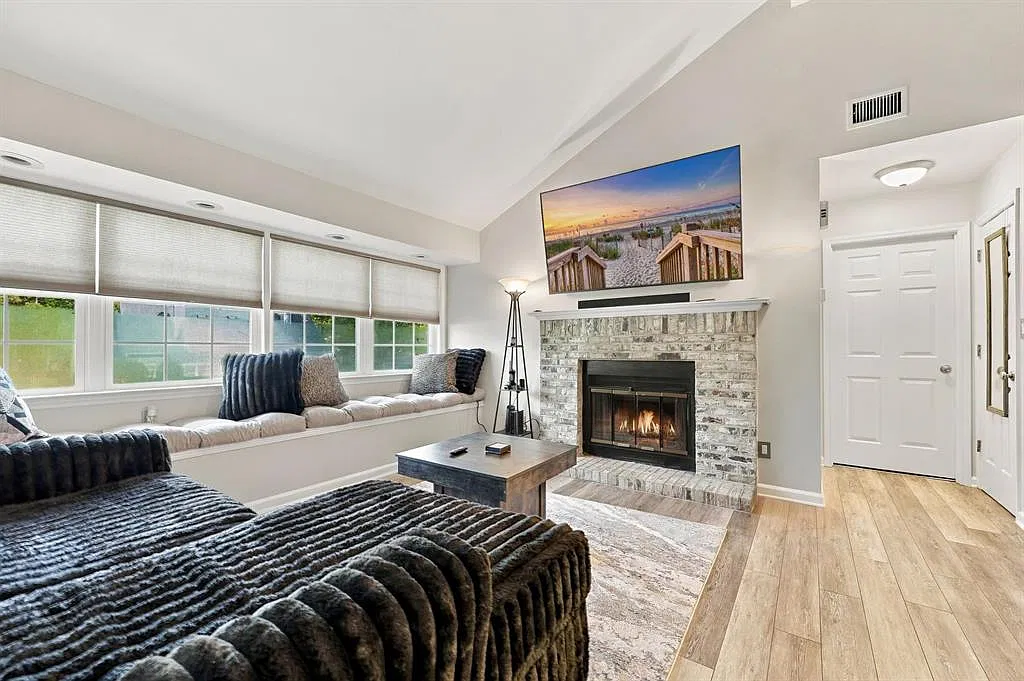2 bed, 1050 sqft, $1,500 — Photo 2