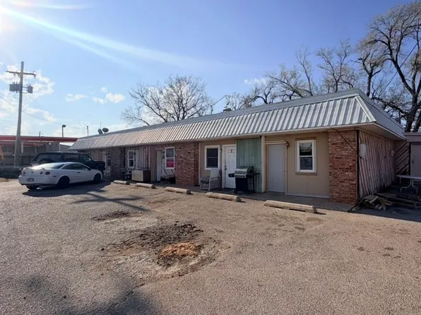 208 N 14th St, Clinton, OK 73601