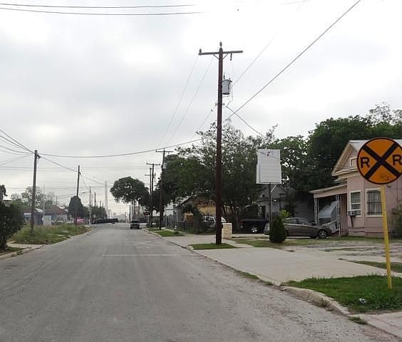 1st image of 723 Leal St
