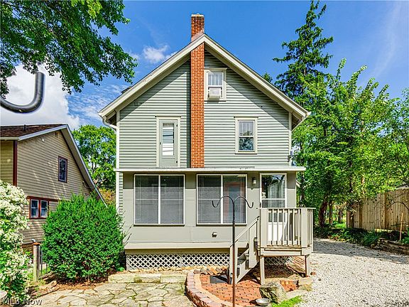 4th image of 130 E Oak St