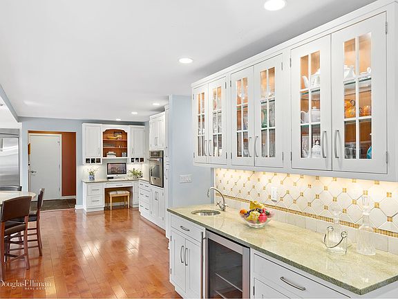 5th image of 18 Quaker Hill Dr