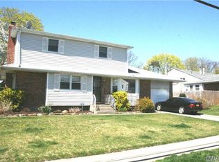 12 Crossway Dr, Deer Park, NY 11729