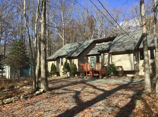 200 Surrey Dr, Hawley, PA 18428