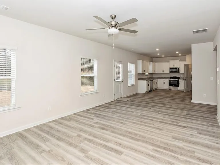 668 Mackenzie Cv — Photo 10