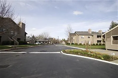 3 bed, 1322 sqft, $2,200 — Photo 2