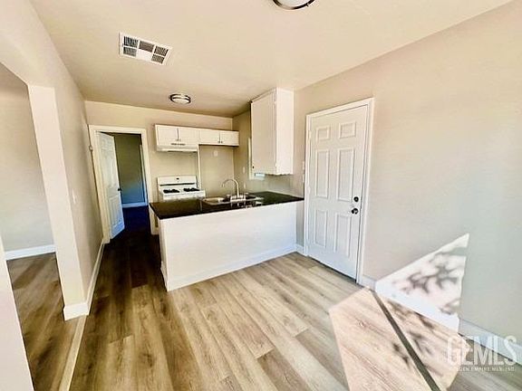 4th image of 3304 Lexington Ave
