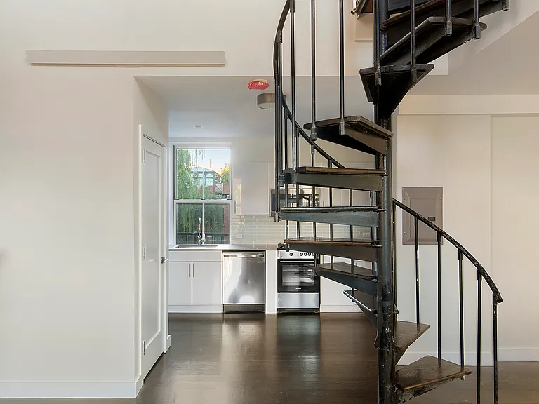 88 Perry St #4R — Photo 7
