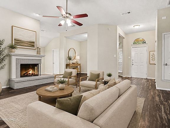3rd image of 920 Felicia Ln