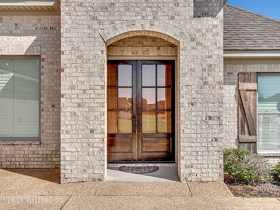 3rd image of 213 Clubview Cir