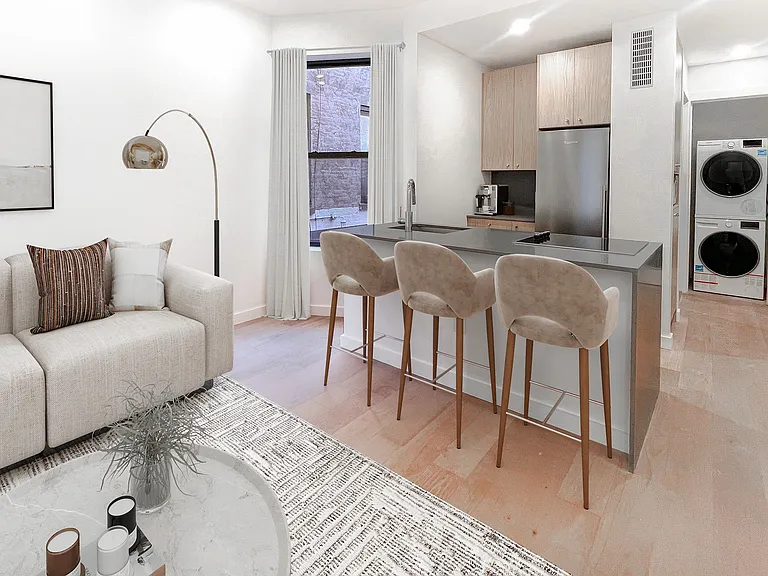 140 W 4th St #4 — Photo 1