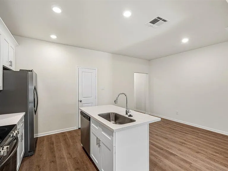 706 W Dallas — Photo 13