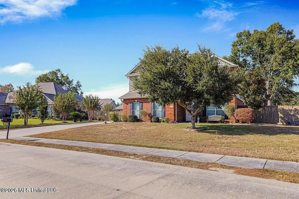 5 bed, 3.5 bath, 2423 sqft, $2,900 — Photo 2