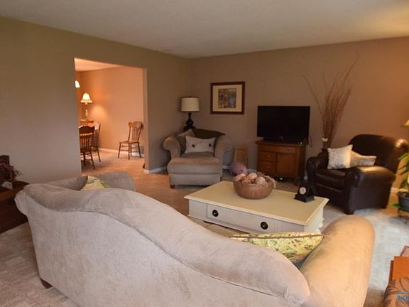 3rd image of 32 Knollwood Dr