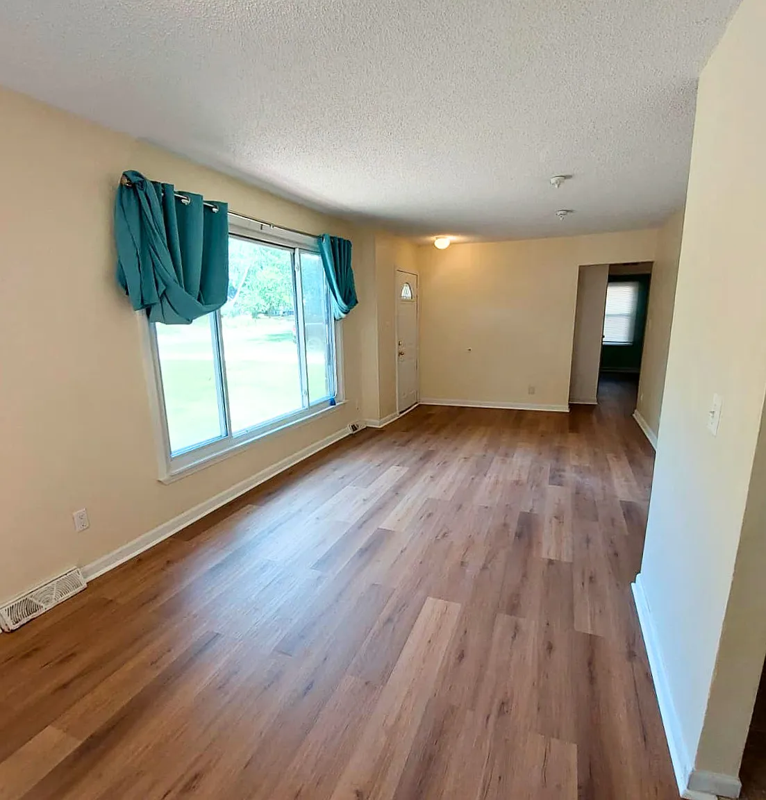 2 bed, 1048 sqft, $1,600 — Photo 4