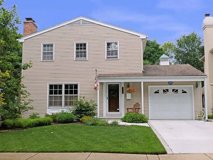 676 Prairie Ave photo 1