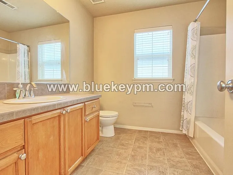 985 SE Tamango St — Photo 14