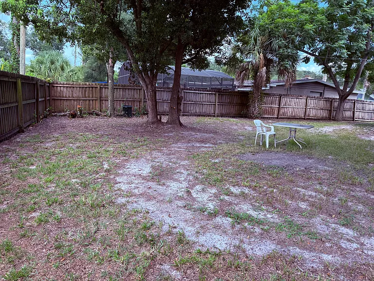 213 Thomas Dr — Photo 7
