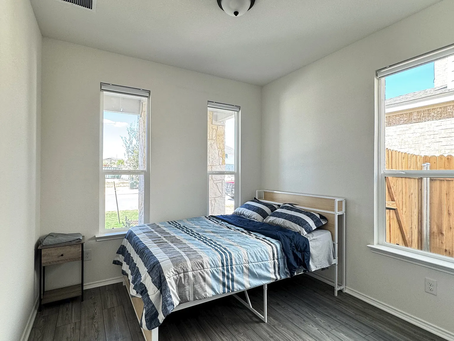 4 bed, 2900 sqft, $800 — Photo 2