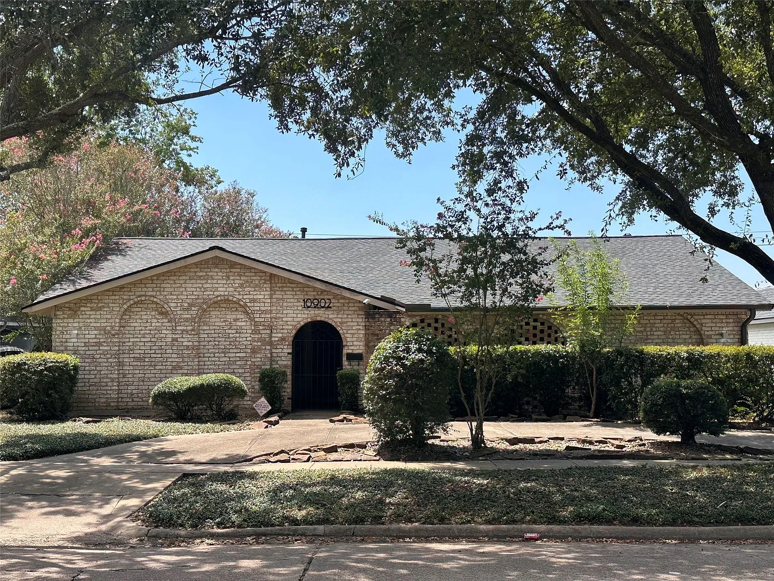 4 bed, 2.0 bath, 2071 sqft, $2,700 — Photo 2