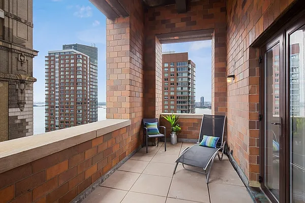Sold by Compass | media 9