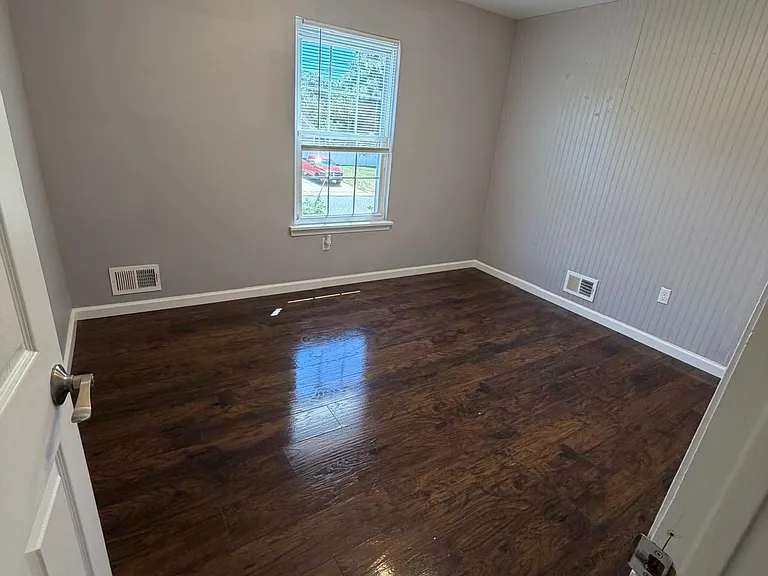 725 Birmingham Ave — Photo 2