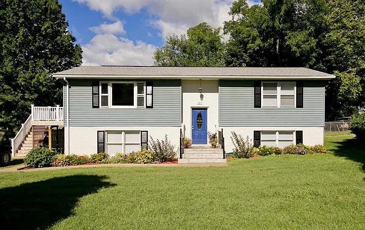 3 bed, 2054 sqft, $2,300 — Photo 1