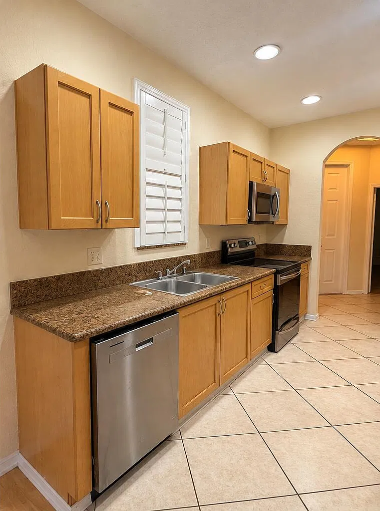 3 bed, 2.5 bath, 1711 sqft, $3,000 — Photo 3