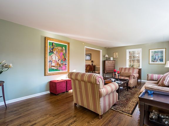 4th image of 50 Alexandra Dr