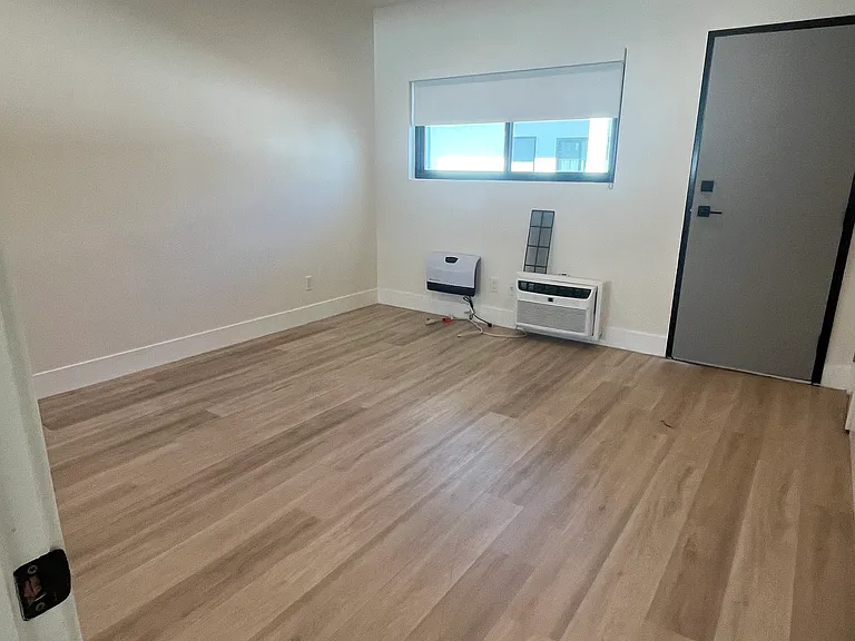 6958 Woodman Ave #14 — Photo 10