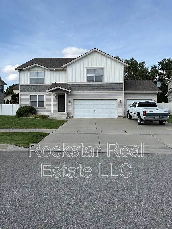 3 bed, 2.5 bath, 2767 sqft, $2,800 — Photo 2