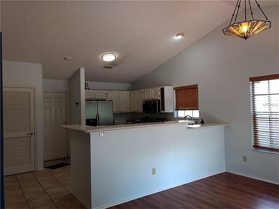 Kitchen with breakfast bar