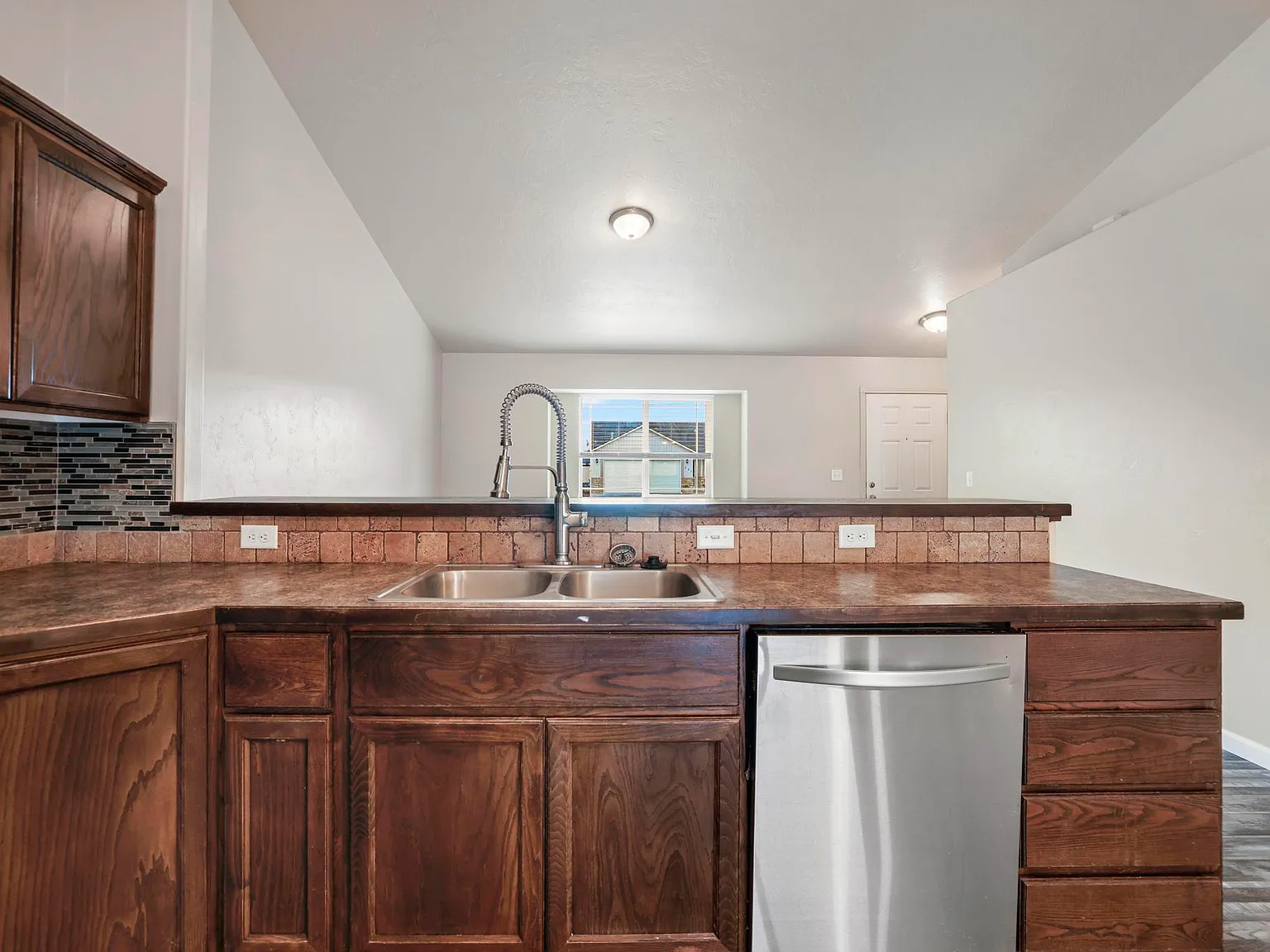 3 bed, 1196 sqft, $2,150 — Photo 4