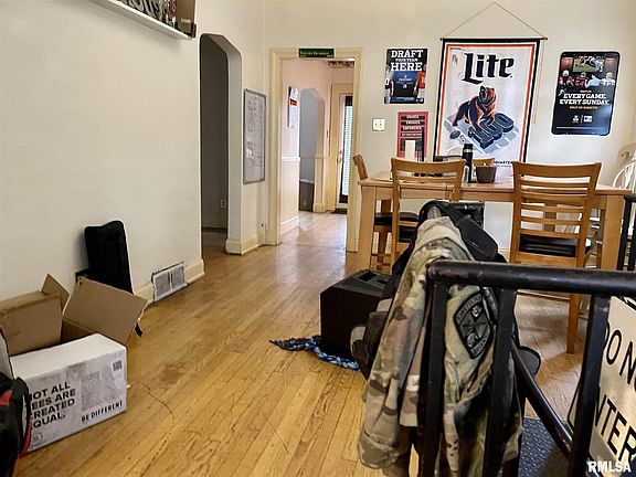 3rd image of 606 W Mill St