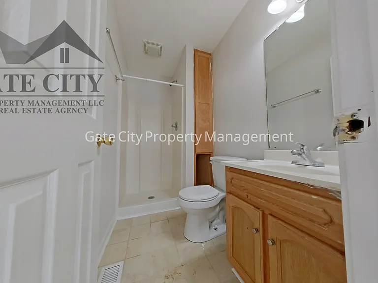 301 Cloverdale Dr — Photo 8