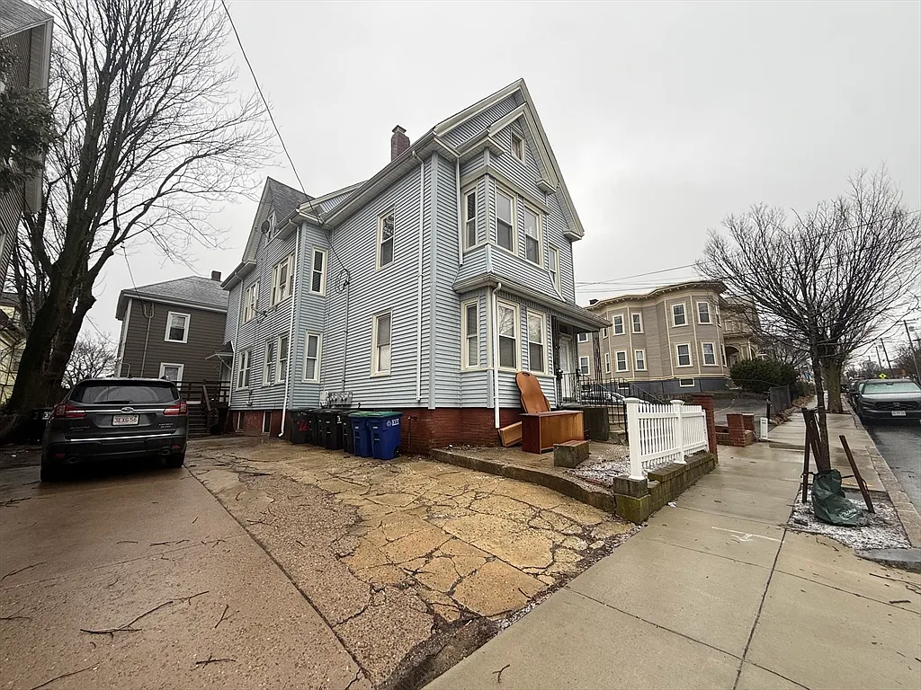 3 bed, 1.0 bath, 920 sqft, $3,200 — Photo 3
