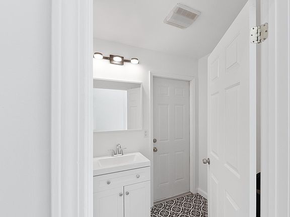 5th image of 8016 Crosnoe Ave