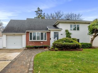 196 Arrow St, Oceanside, NY 11572