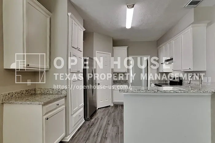 3 bed, 2.5 bath, 2401 sqft, $2,425 — Photo 4