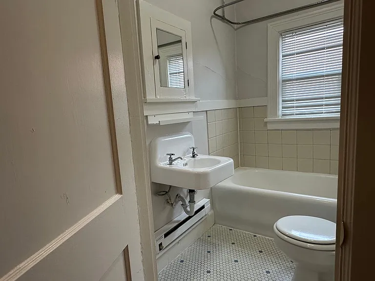 635 NE Randall Ave — Photo 8