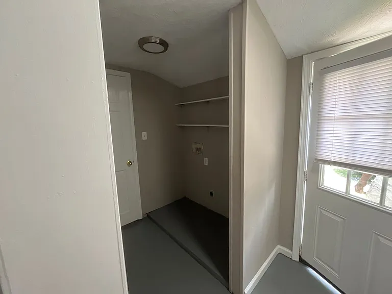 319 E Broadway St — Photo 11