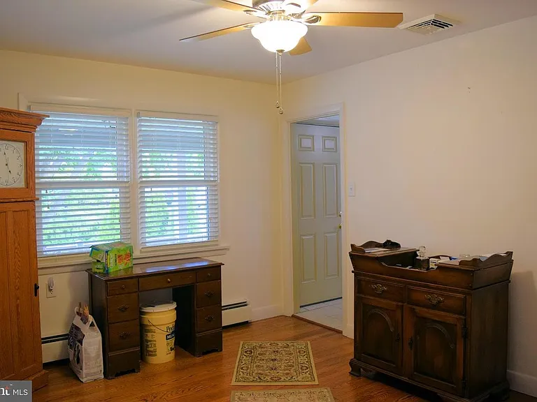 847 E Maple St — Photo 15
