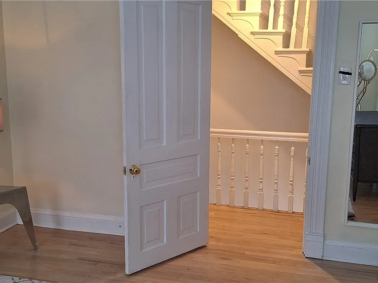 548 S Graham St — Photo 35