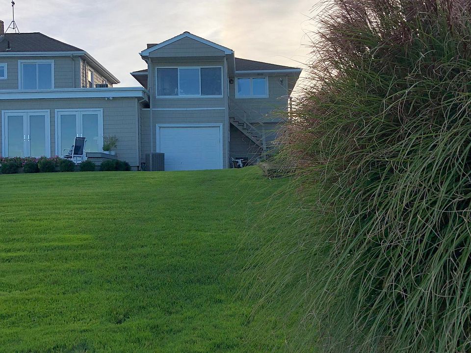 2 bedroom apartment is on the right. Window on the right is