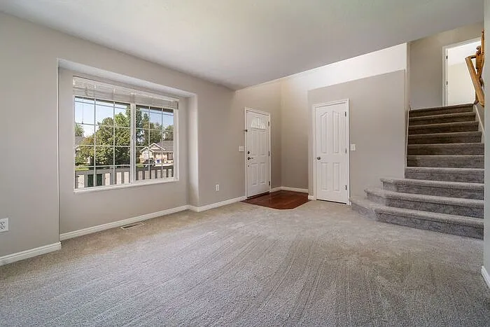 4 bed, 2.5 bath, 2736 sqft, $2,500 — Photo 3