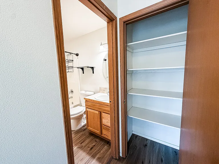 Upstair full bath room and lien closet.