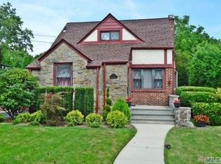 83 Utterby Rd, Malverne, NY 11565