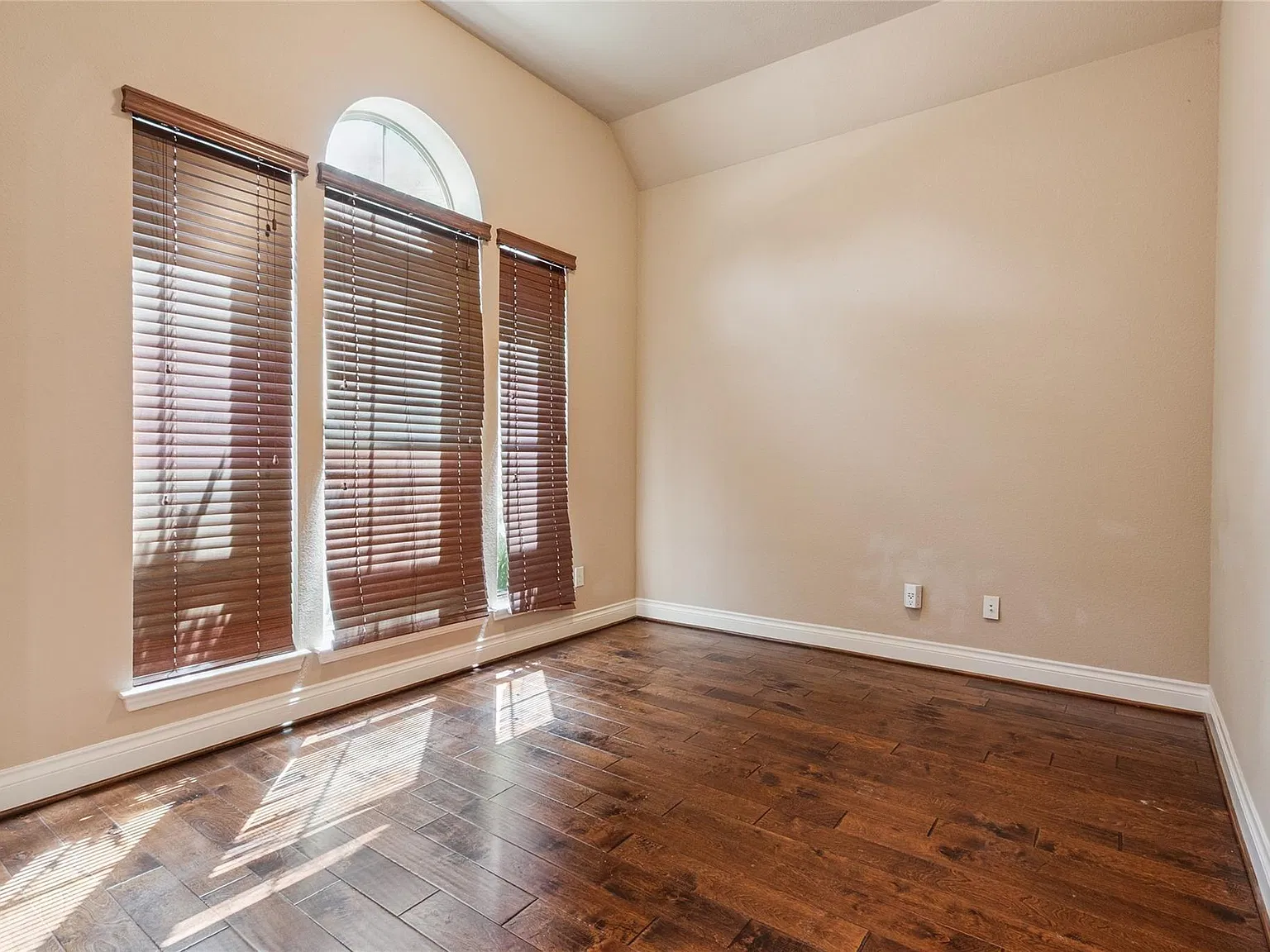 4 bed, 3.0 bath, 3056 sqft, $3,380 — Photo 4