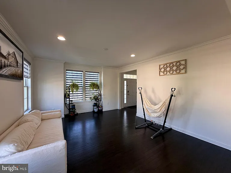 47 Thomas Dr — Photo 5